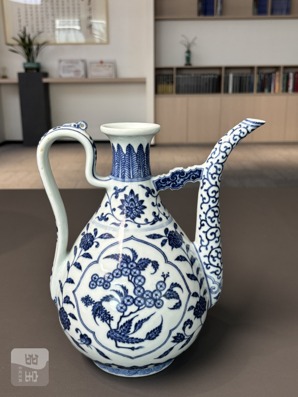 清乾隆 青花开光折枝花果纹执壶 - 图8
